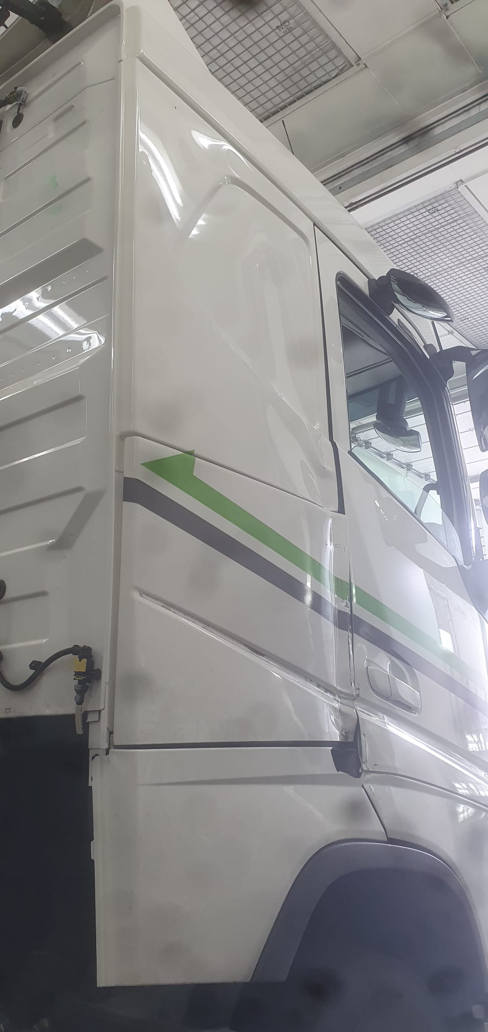 LKW B-Säule+Seitenwand neu, Bodenblech richten