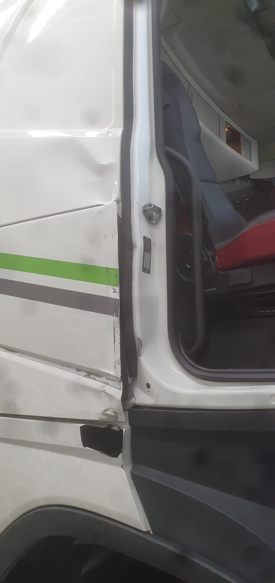 LKW B-Säule+Seitenwand neu, Bodenblech richten