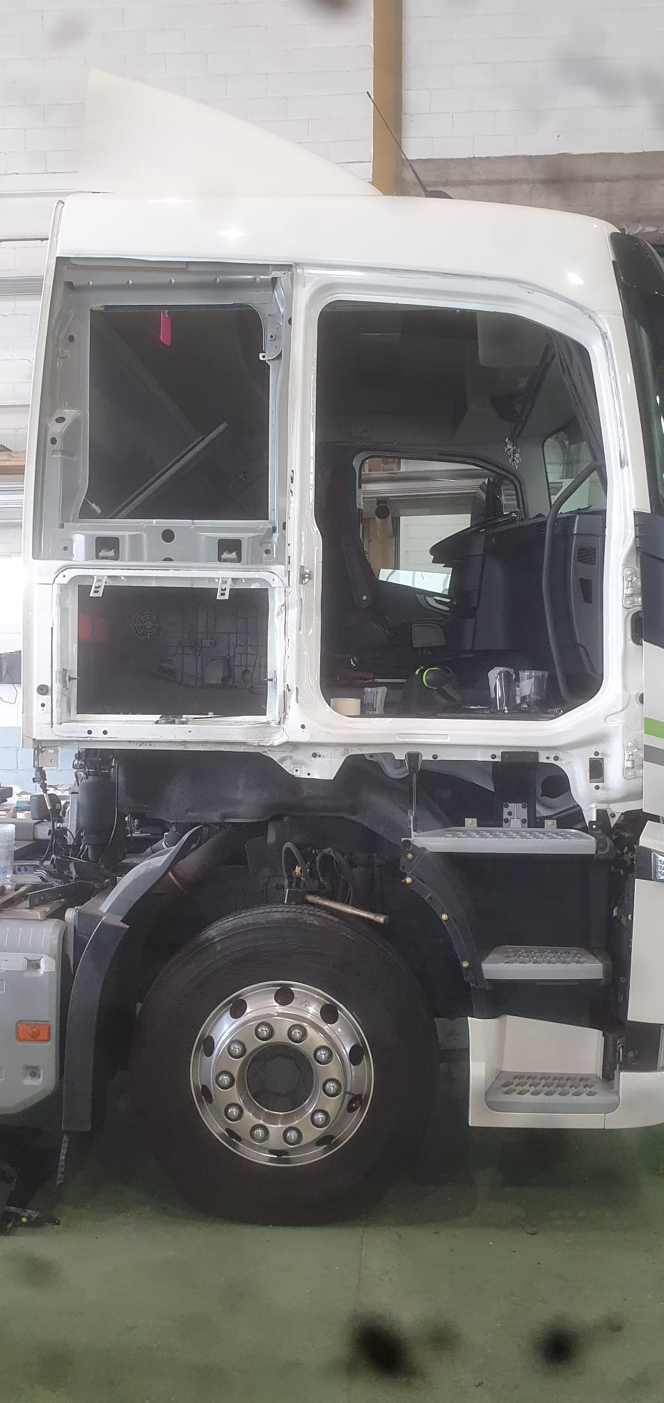 LKW B-Säule+Seitenwand neu, Bodenblech richten